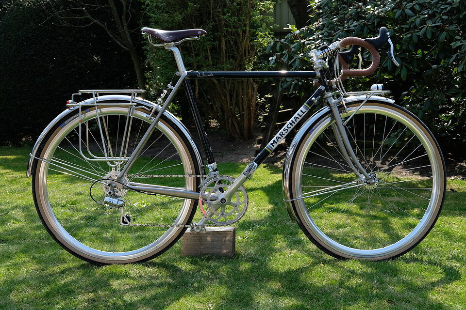 Marschall-Randonneur mit Frontgepäckträger, Nabendynamo und Schutzblechen in der Seitenansicht