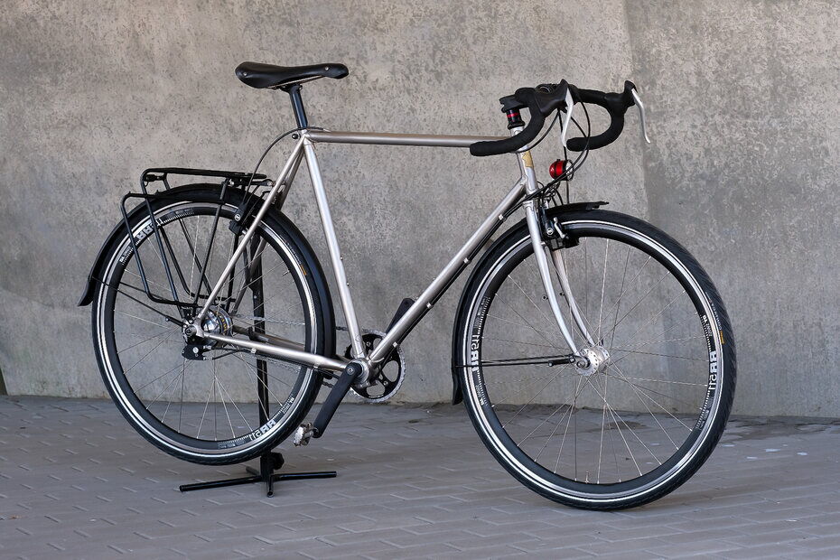 Marschall-Trekkingrad aus Edelstahl mit Gepäckträger und Schutzblechen