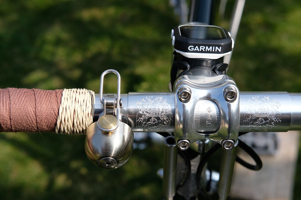 Poliertes Cockpit eines Marschall-Rennrads mit silbernem Vorbau und Lenker, von oben