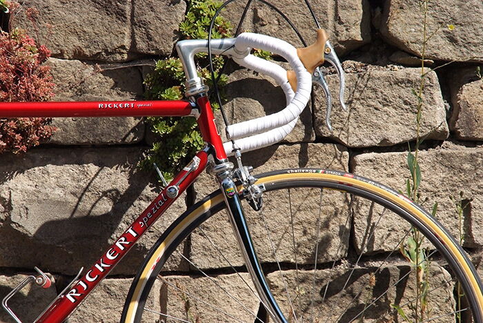 Cockpit des restaurierten Rickert-Rennrads mit weißem Lenkerband