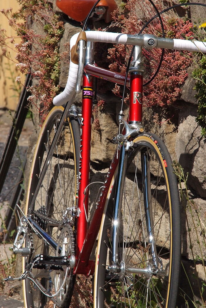 Restauriertes rotes Rickert-Rennrad mit weißem Lenkerband, Frontansicht