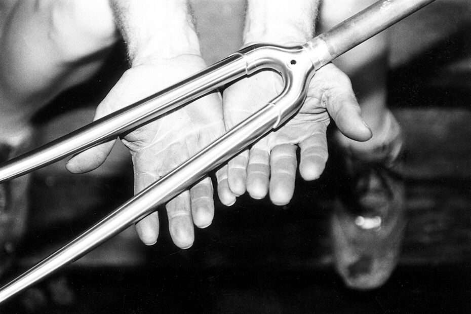 Edelstahl-Gabel über den offenen Händen von Uwe Marschall, Schwarzweißaufnahme