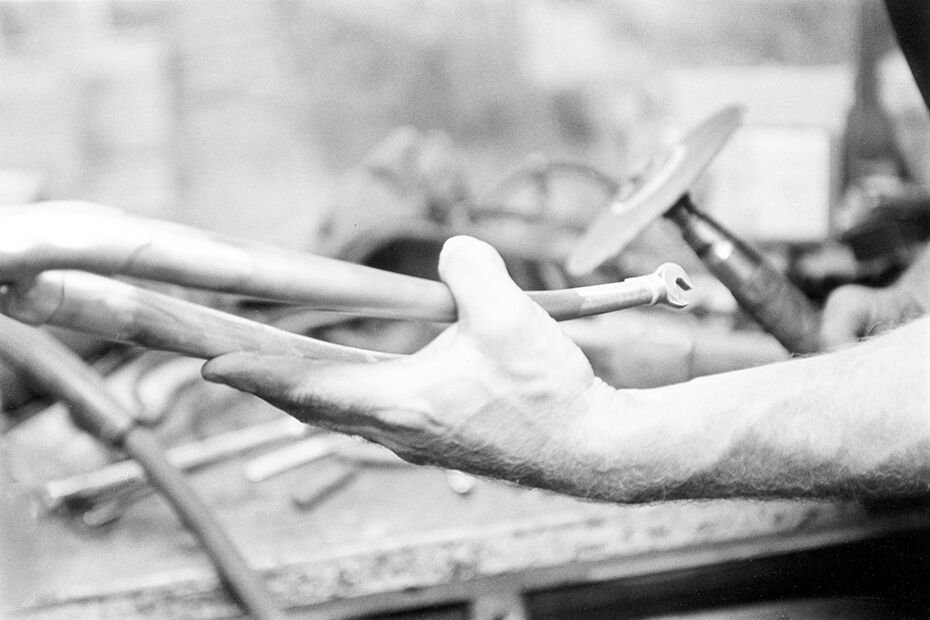 Gabelscheiden in der Hand des Rahmenbauers in der Werkstatt, Schwarzweißaufnahme