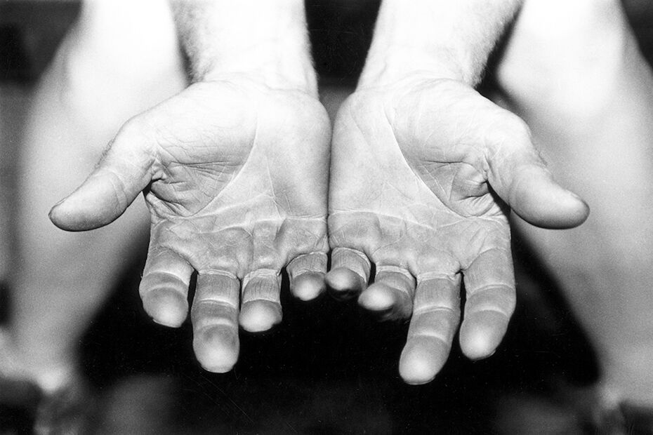Die offenen Handflächen von Uwe Marschall, Schwarzweißaufnahme