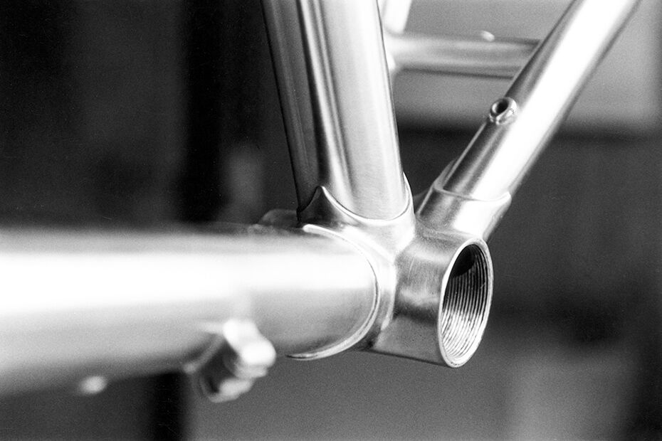 Detail des gemufften Tretlagergehäuses eines Edelstahlrahmens, Schwarzweißaufnahme