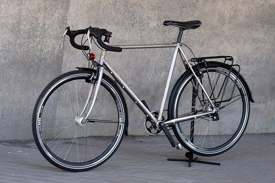 Marschall-Trekkingrad aus Edelstahl mit Gepäckträger und Schutzblechen