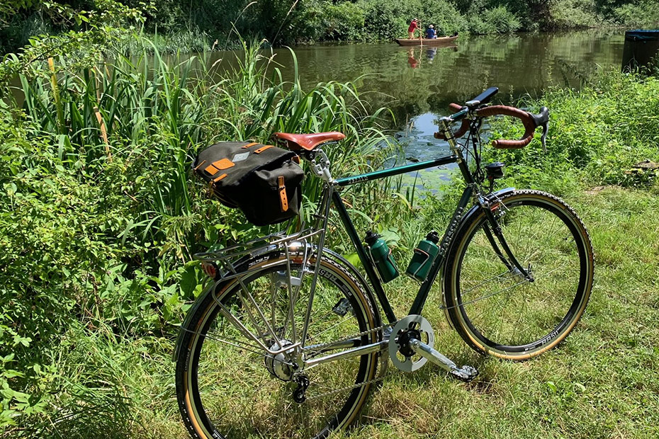 Marschall-Randonneur mit Satteltasche an einem Flussufer